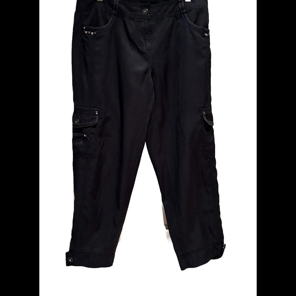 👖🖤White House Black Market -Size 6 Black Cropped Cargo Pants EUC